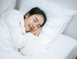 Posisi Tidur Paling Baik dan Buruk saat Asam Lambung Naik