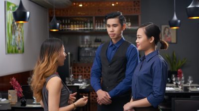 8 Pertanyaan Interview Sebagai Waiter dan Contoh Jawabannya
